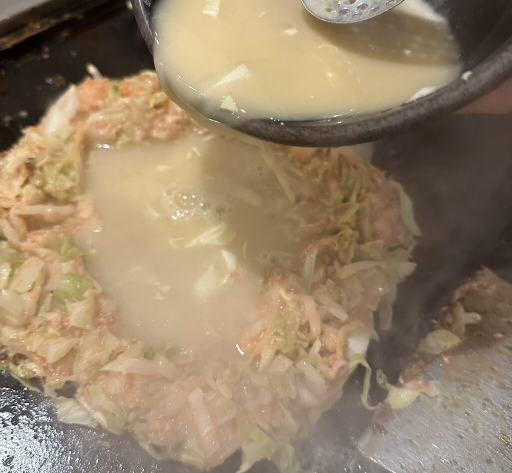 「明太子チーズモチもんじゃ」同じく流し込みます