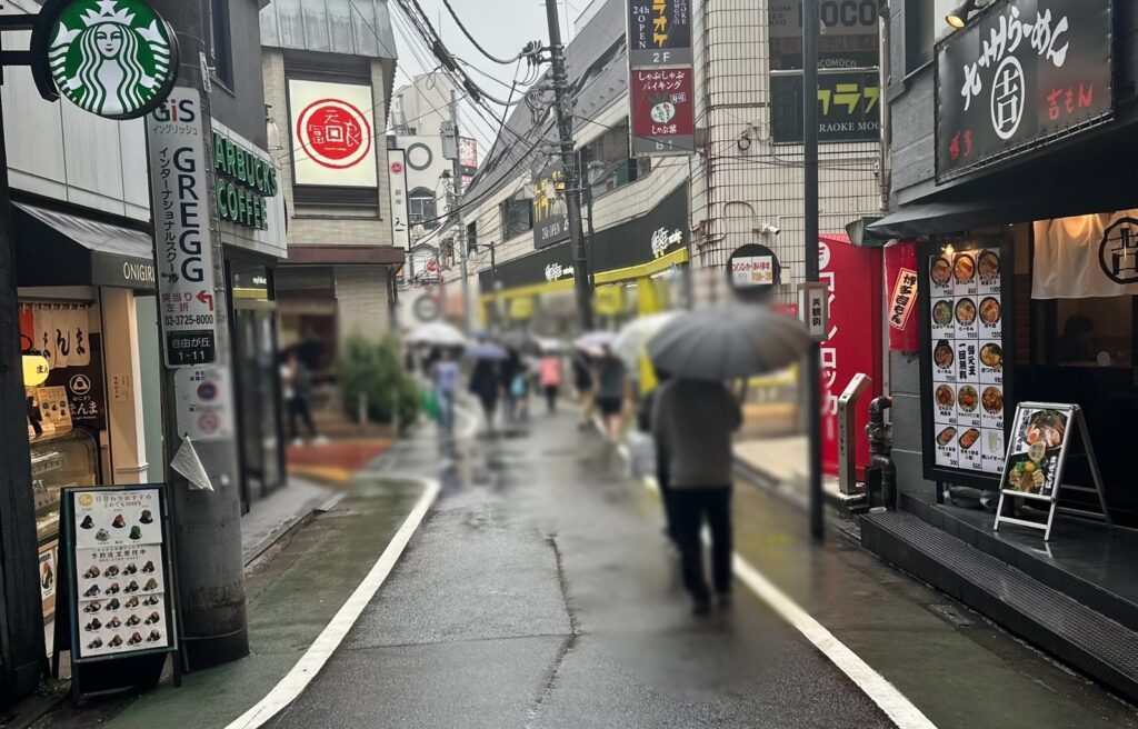 飲食店がたくさん立ち並ぶにぎやか通り