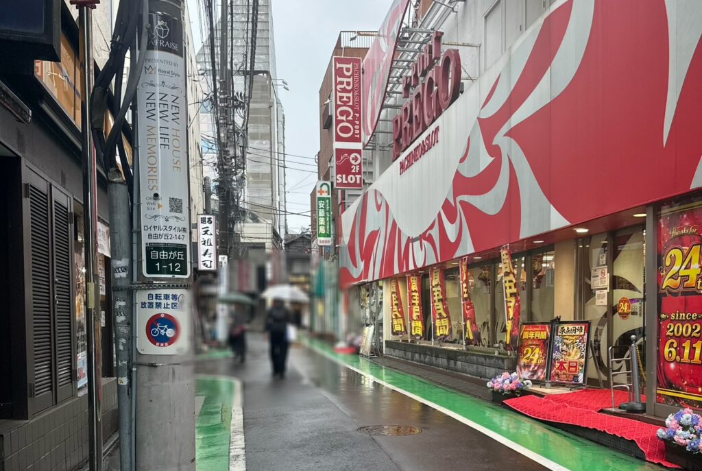 右手には「バーミヤン自由が丘駅前店」などがあります
