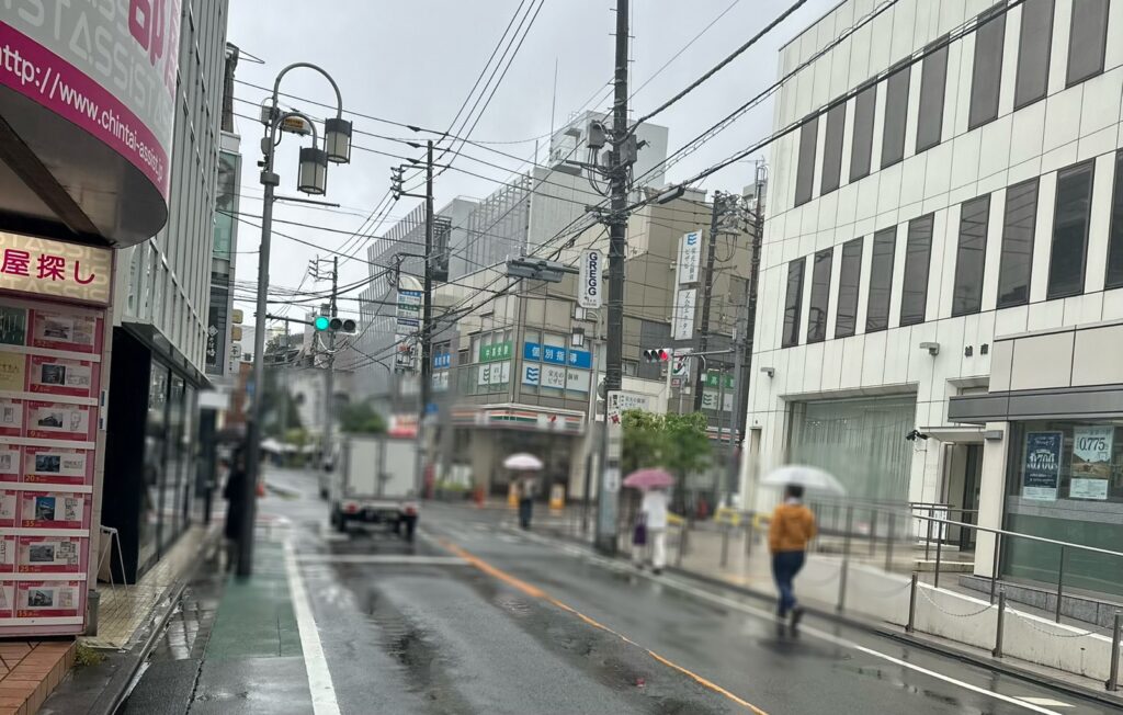 車通りが多い「すずかけ通り」