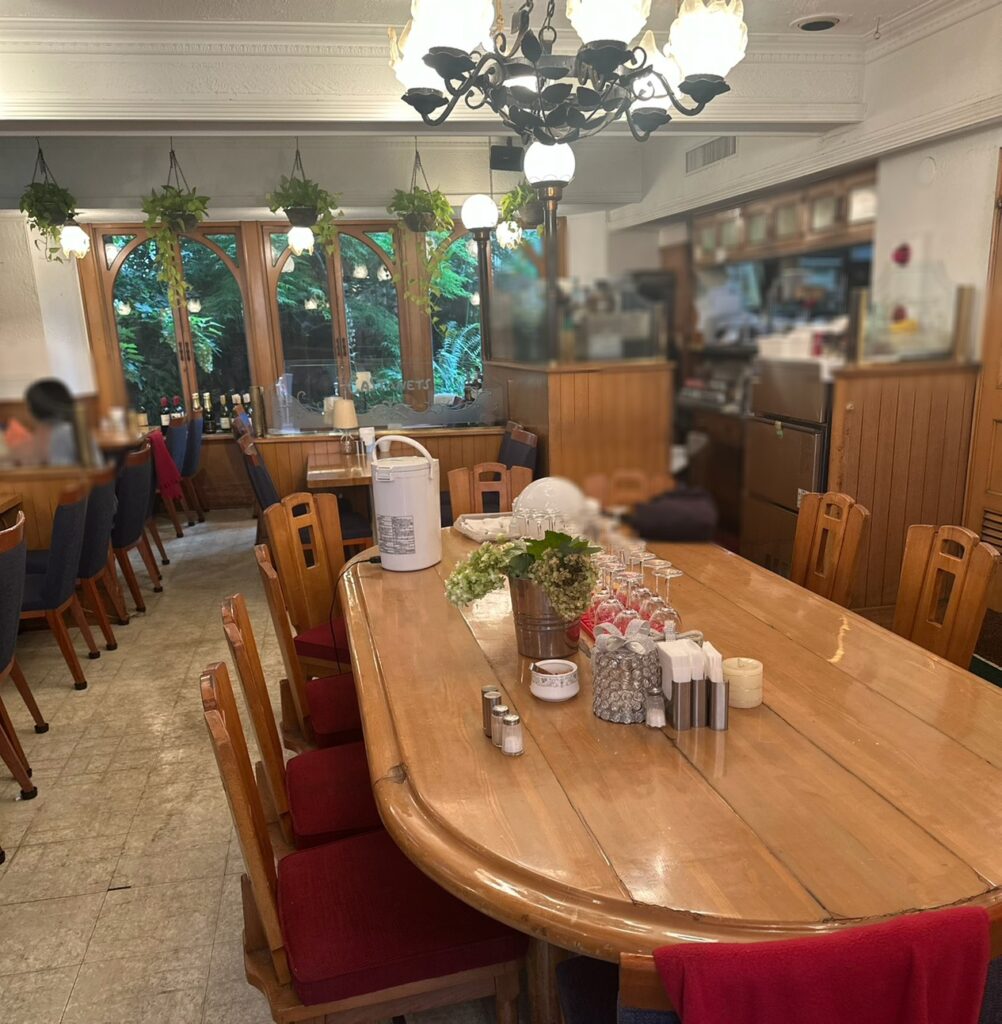 ゆったりと落ち着く店内1