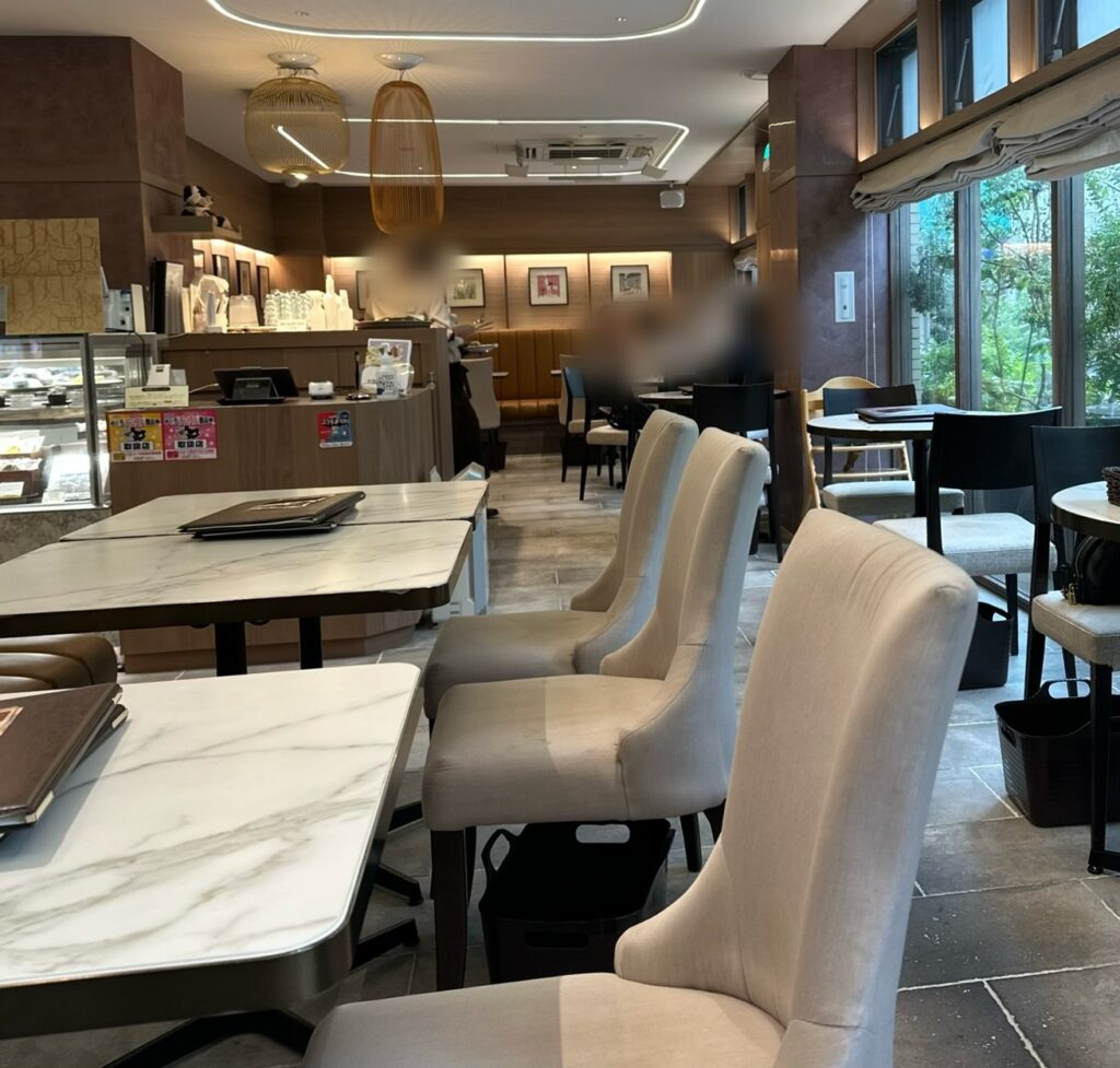 広々とくつろげる「Cafe BEL AMER(カフェベルアメール)」