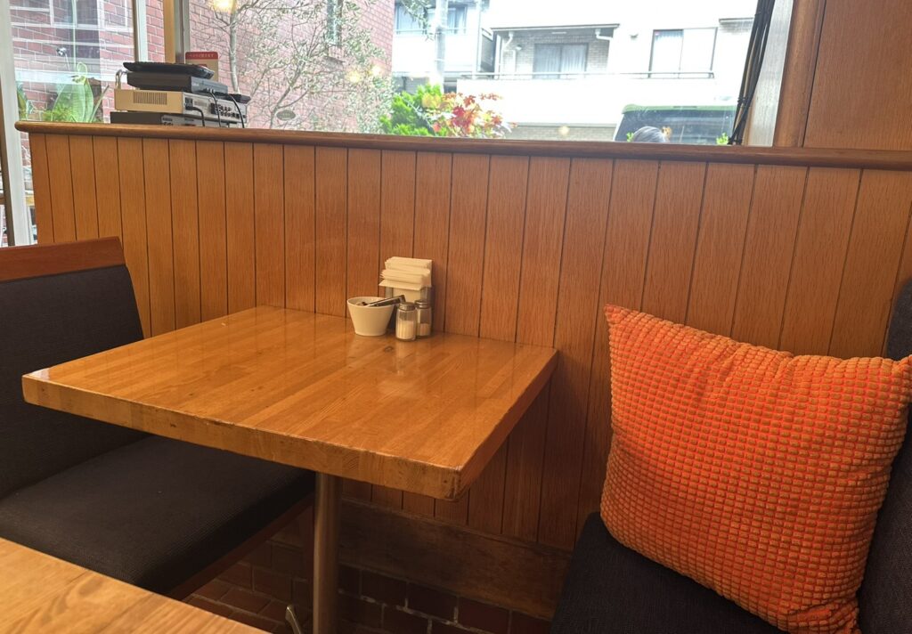 ゆったりと落ち着く店内2