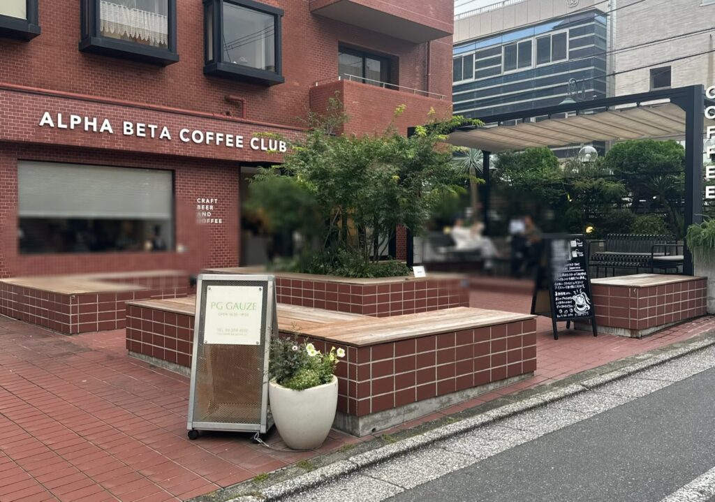 「カトレア通り」沿いにあるおしゃれなカフェ