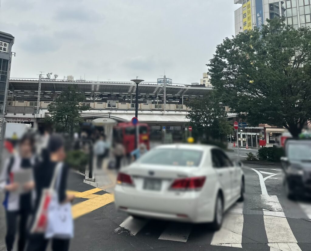 多くの人々で賑わう自由が丘駅正面口