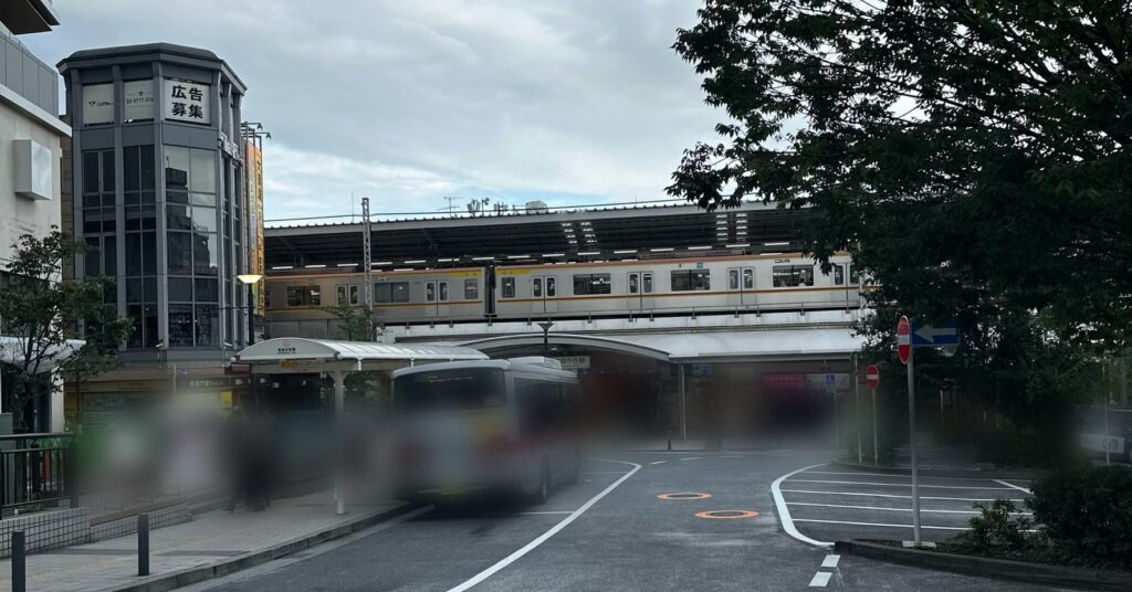 いつも賑やか、自由が丘駅正面口