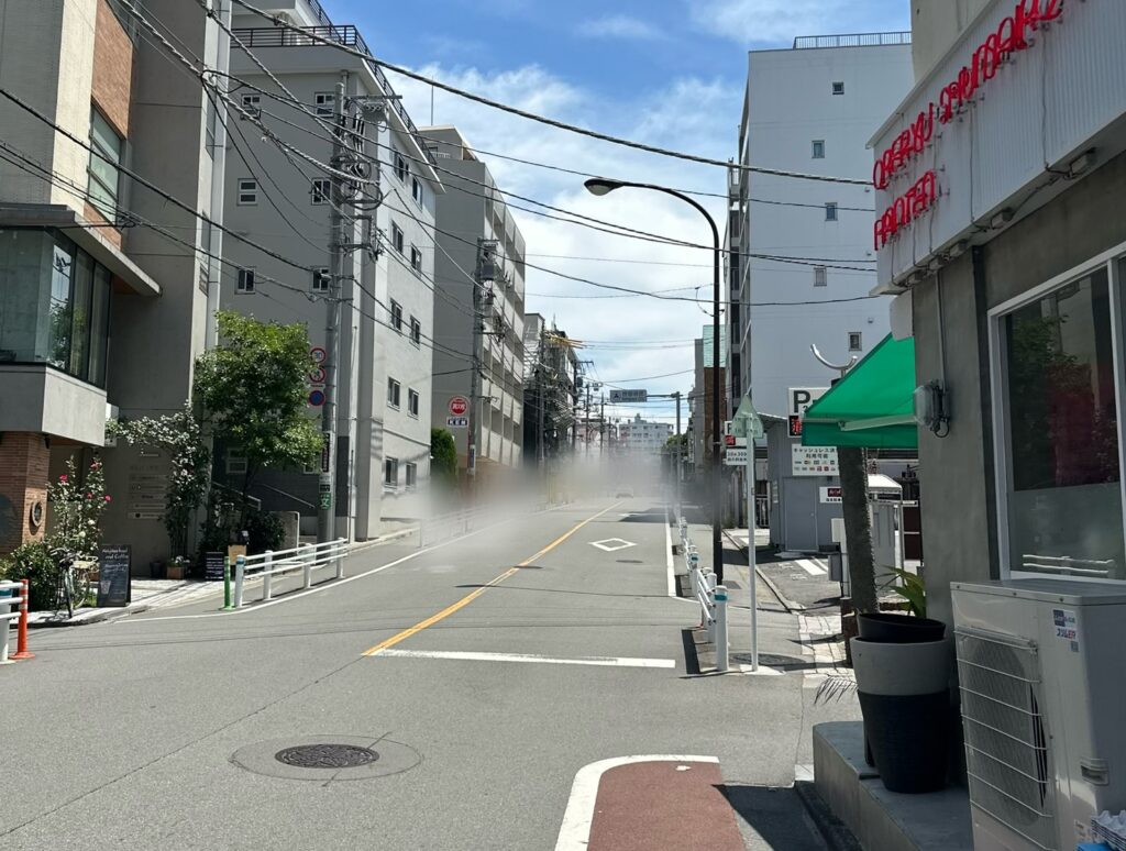 車通りの多い「自由通り」