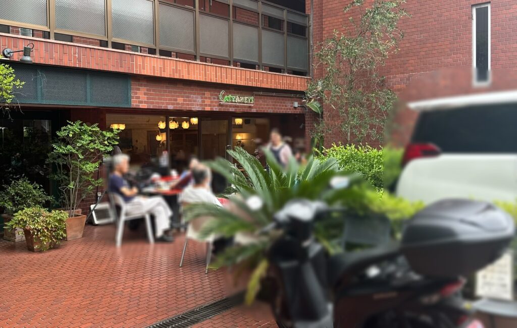 テラス席が見える開放的な店舗