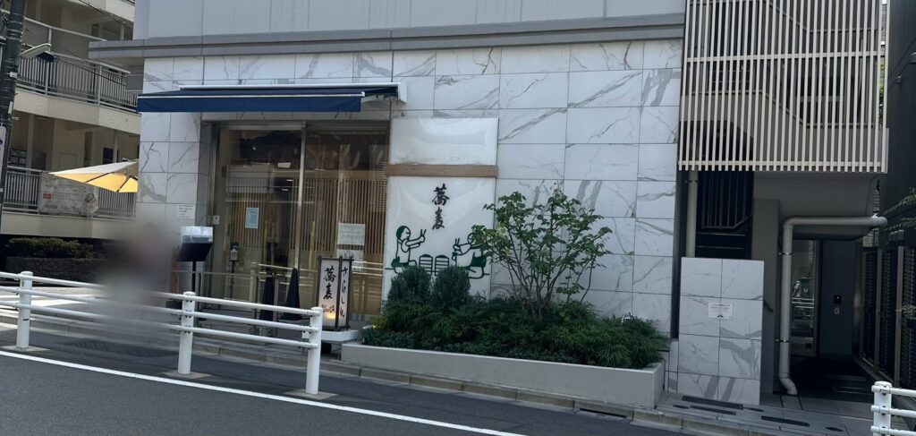 モダンで明るい外観の店舗