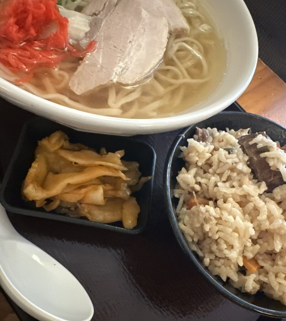 自由が丘の街で沖縄料理も食べら