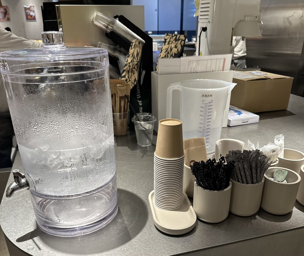 お水はセルフで