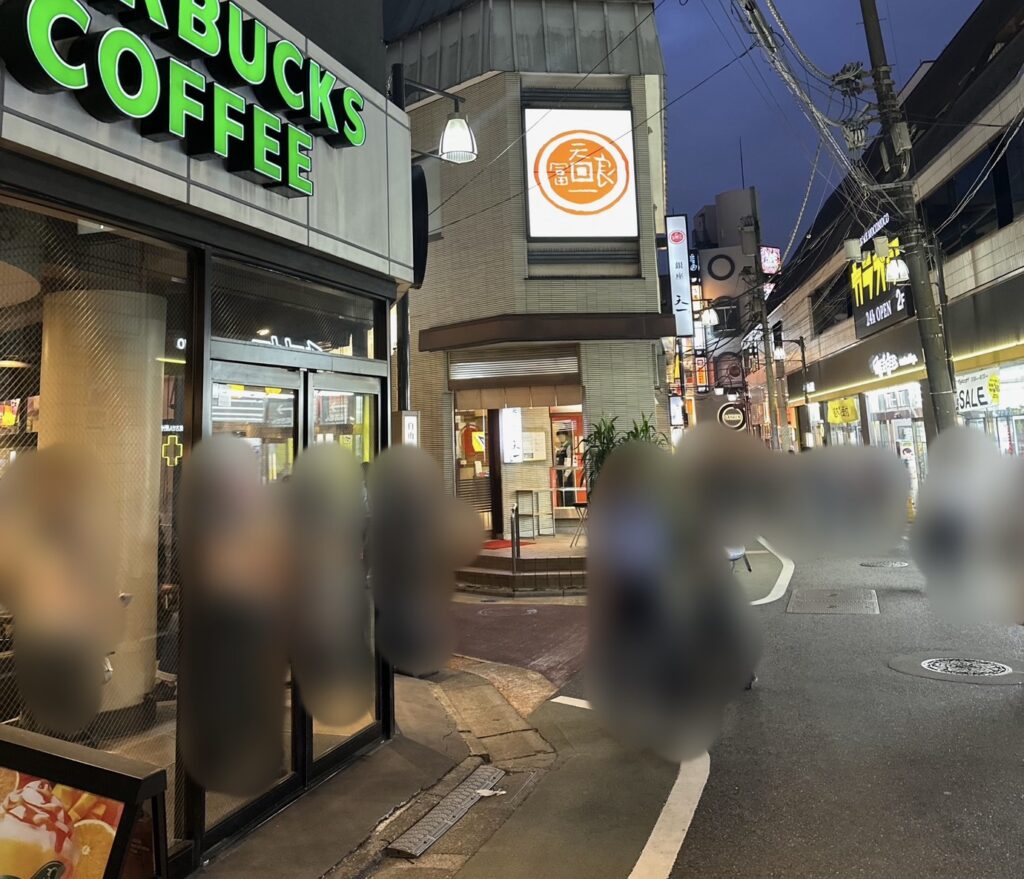 色々なお店がたくさん立ち並ぶにぎやか通り
