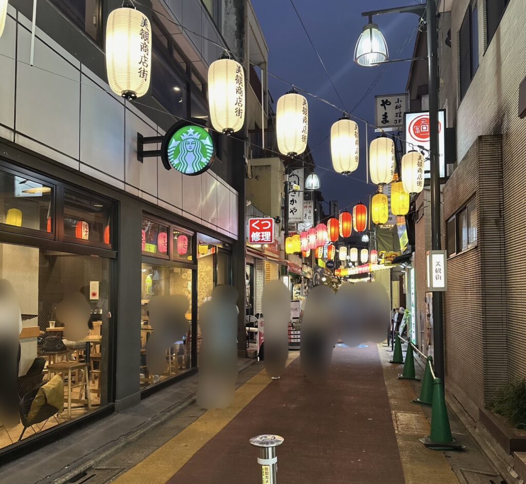 いつも人出のある細い通り