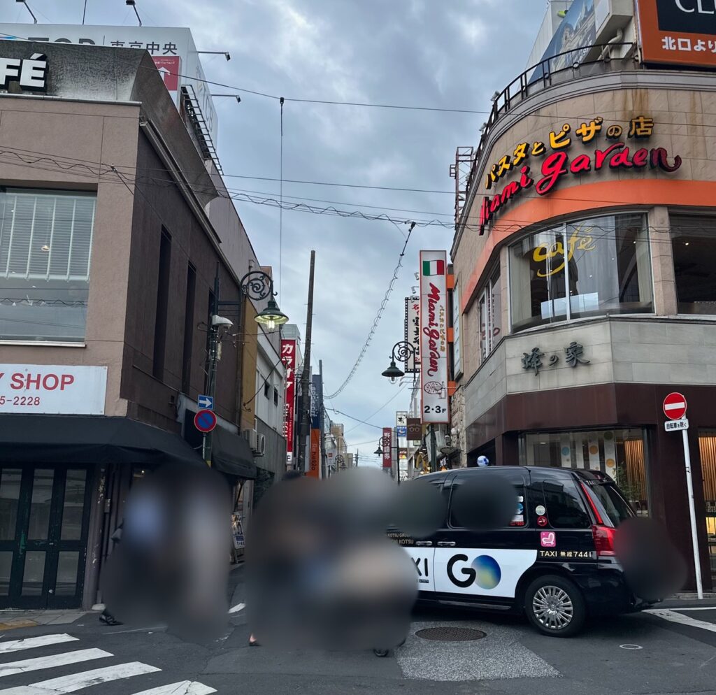 多くのお店が立ち並び賑やかなメープル通り