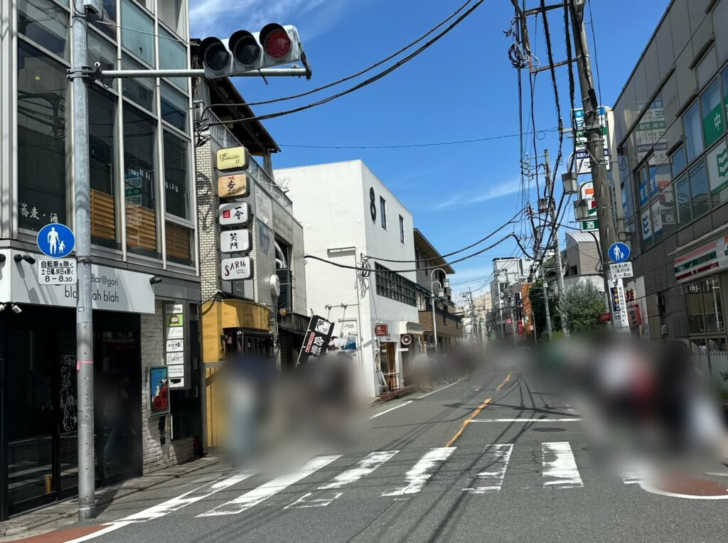 飲食店などたくさんのお店が立ち並ぶ、「すずかけ通り」
