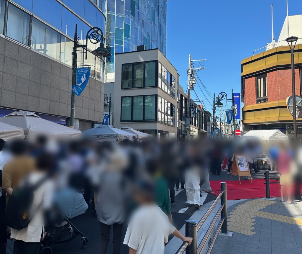 大混雑の「カトレア通り」