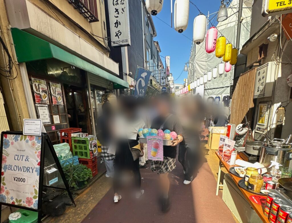 居酒屋さんの出店で大賑わい