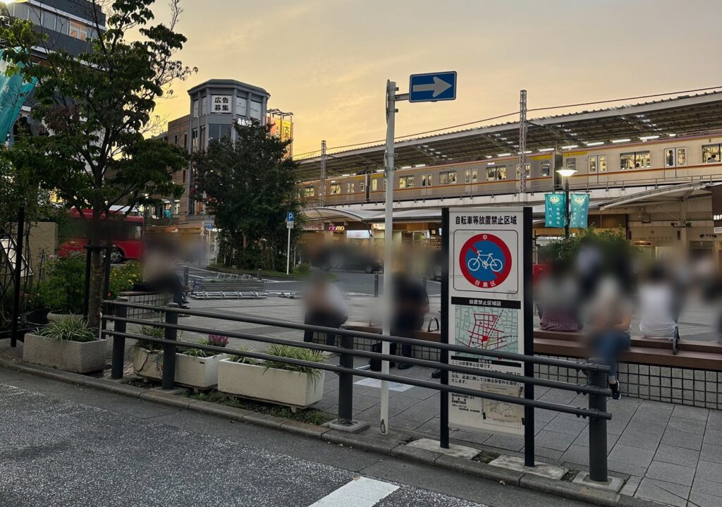 ロータリーが広がる自由が丘駅正面口