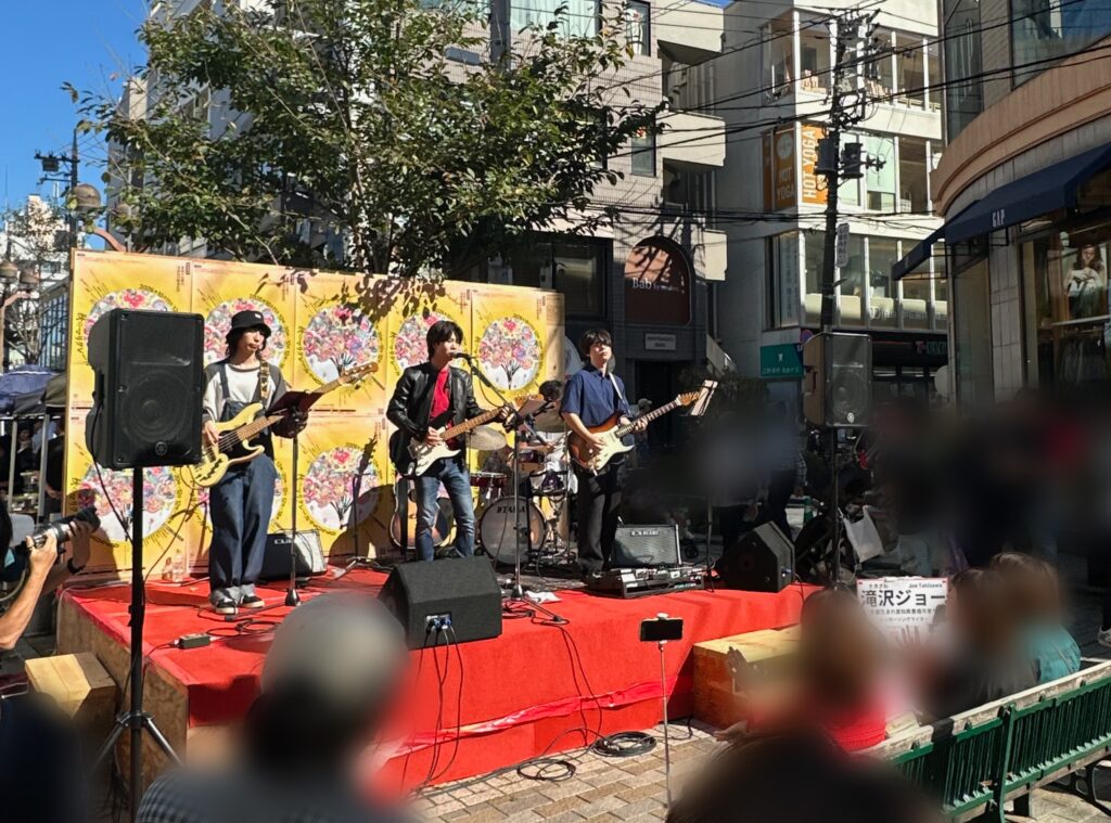 「九品仏川緑道」特設ステージにても様々な催しが。素敵な演奏も♪