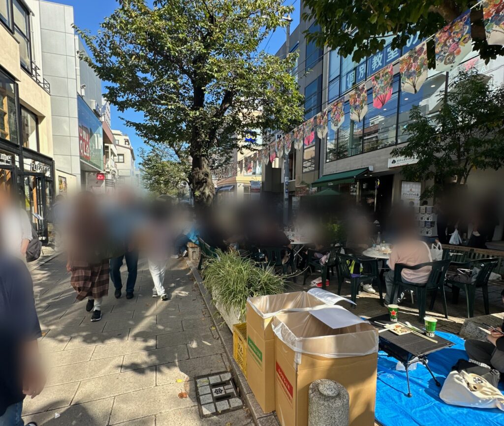 テーブルや椅子も設置され賑わう「九品仏川緑道」♪飲食スペースも♪