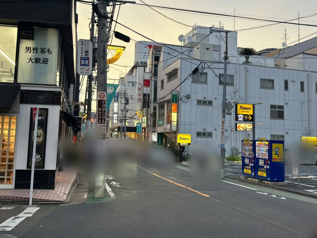 車の往来が多い「学園通り」