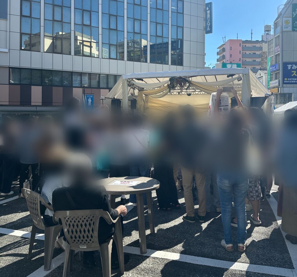 ステージが見えないほどの混雑です